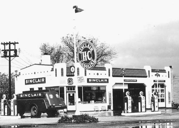 Historic Sinclair service station at this location, c. 1940s
